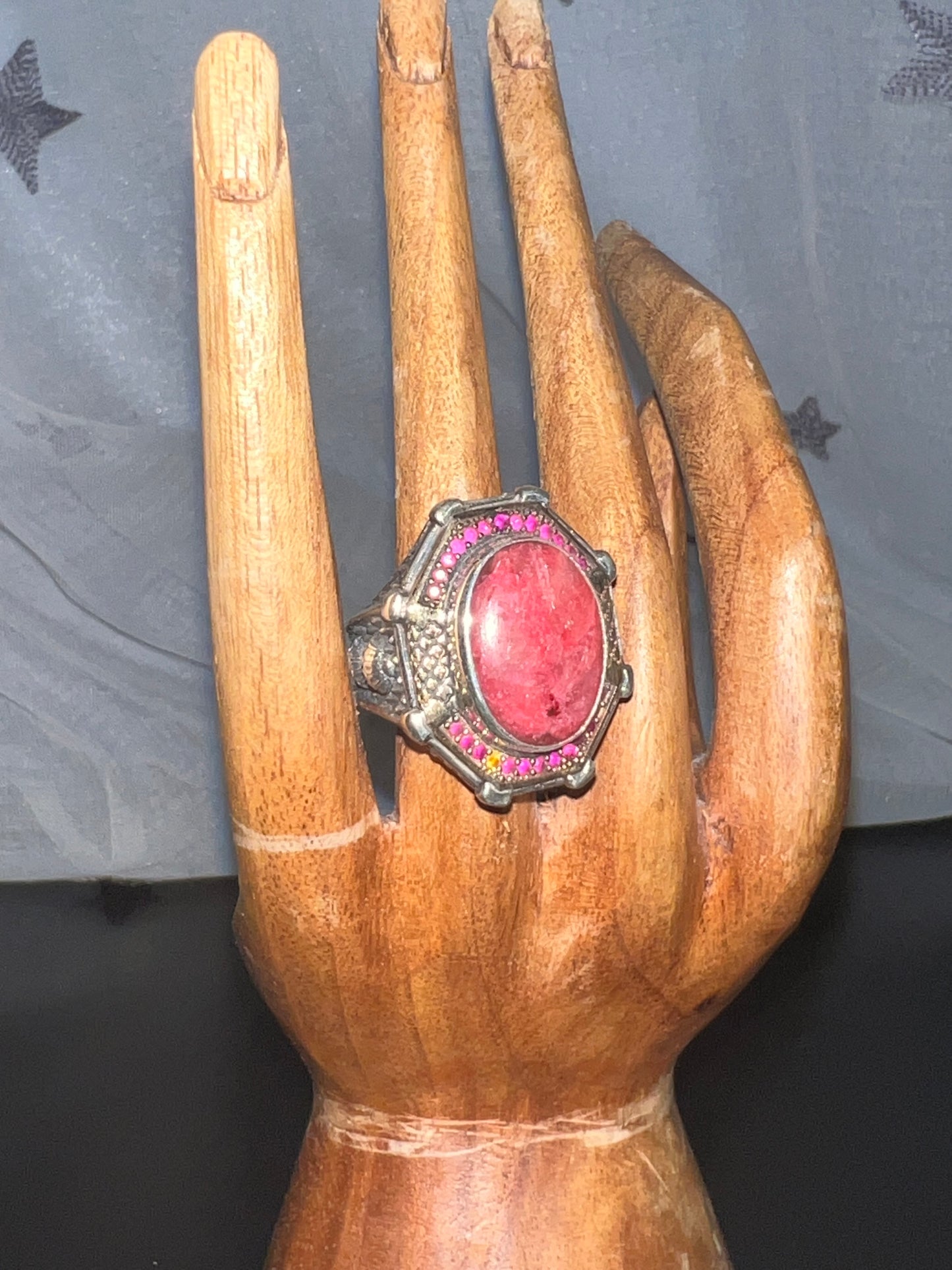 Anillo Ornamental con Rubelita y Detalles
Intrincados