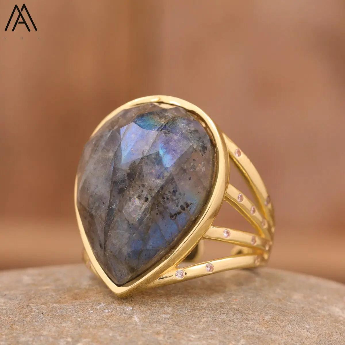 Anillo con Piedra en Forma de Lágrima