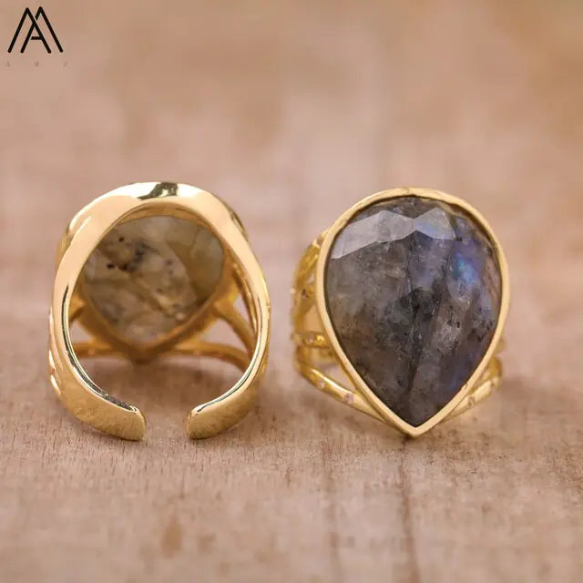 Anillo con Piedra en Forma de Lágrima