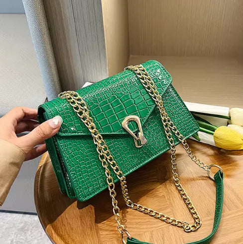 Bolso Mensajero de Cuero PU con Detalle de Cadena de Lujo