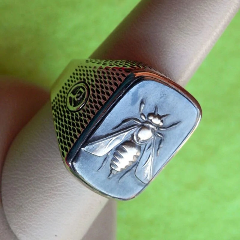 Anillo de Abeja Signet (Estilo Anillo de Clase)