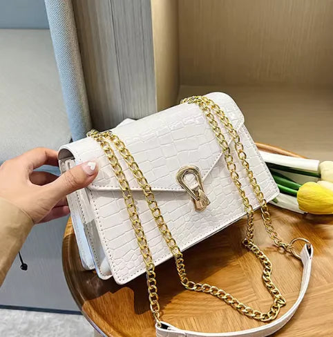 Bolso Mensajero de Cuero PU con Detalle de Cadena de Lujo