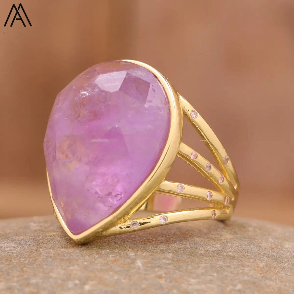 Anillo con Piedra en Forma de Lágrima