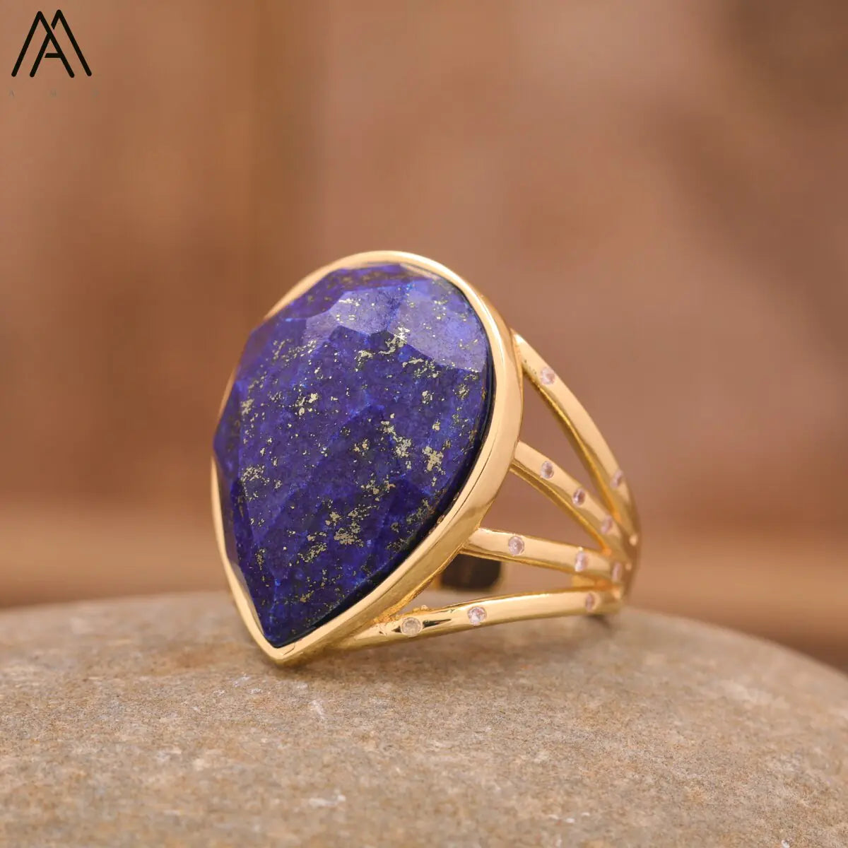 Anillo con Piedra en Forma de Lágrima